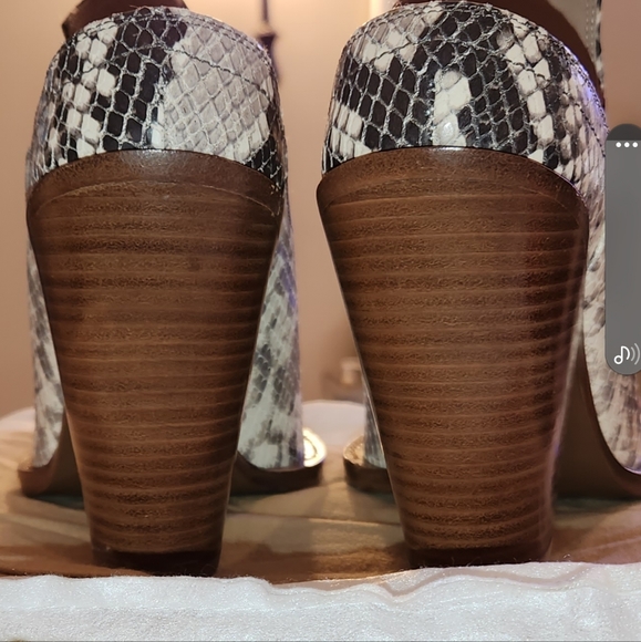 Michael Kors Python Snakeskin Boots US	   EU	     Inches6	     36.5	   8.87 - Picture 14 of 16